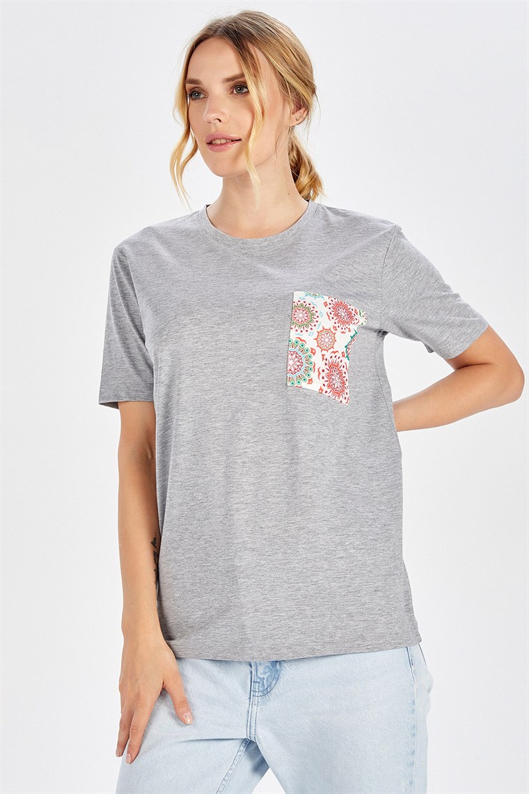 Peraluna Cep Desenli Düz Kesim Açık Gri Pamuklu Kadın T-Shirt