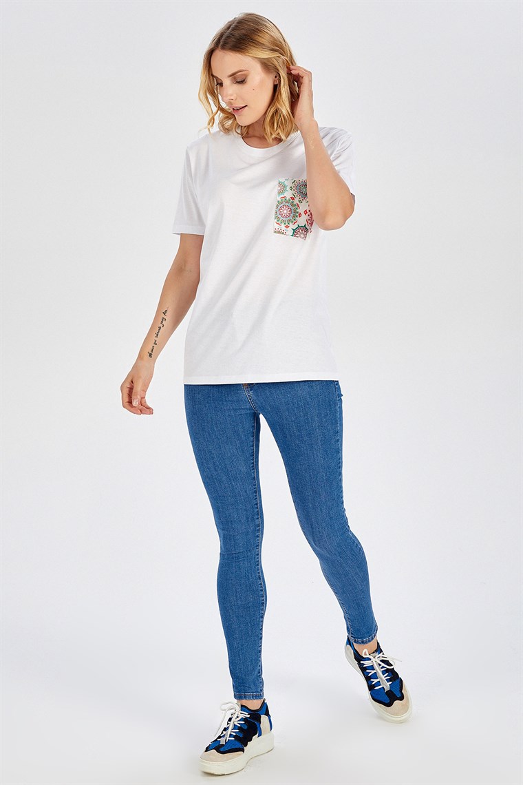 Peraluna Cep Desenli Düz Kesim Beyaz Pamuklu Kadın T-Shirt
