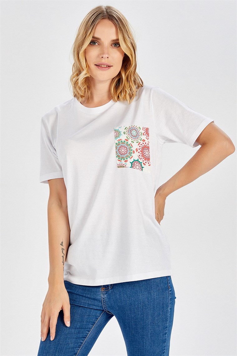 Peraluna Cebi Desenli Düz Kesim Beyaz Pamuklu Kadın T-Shirt