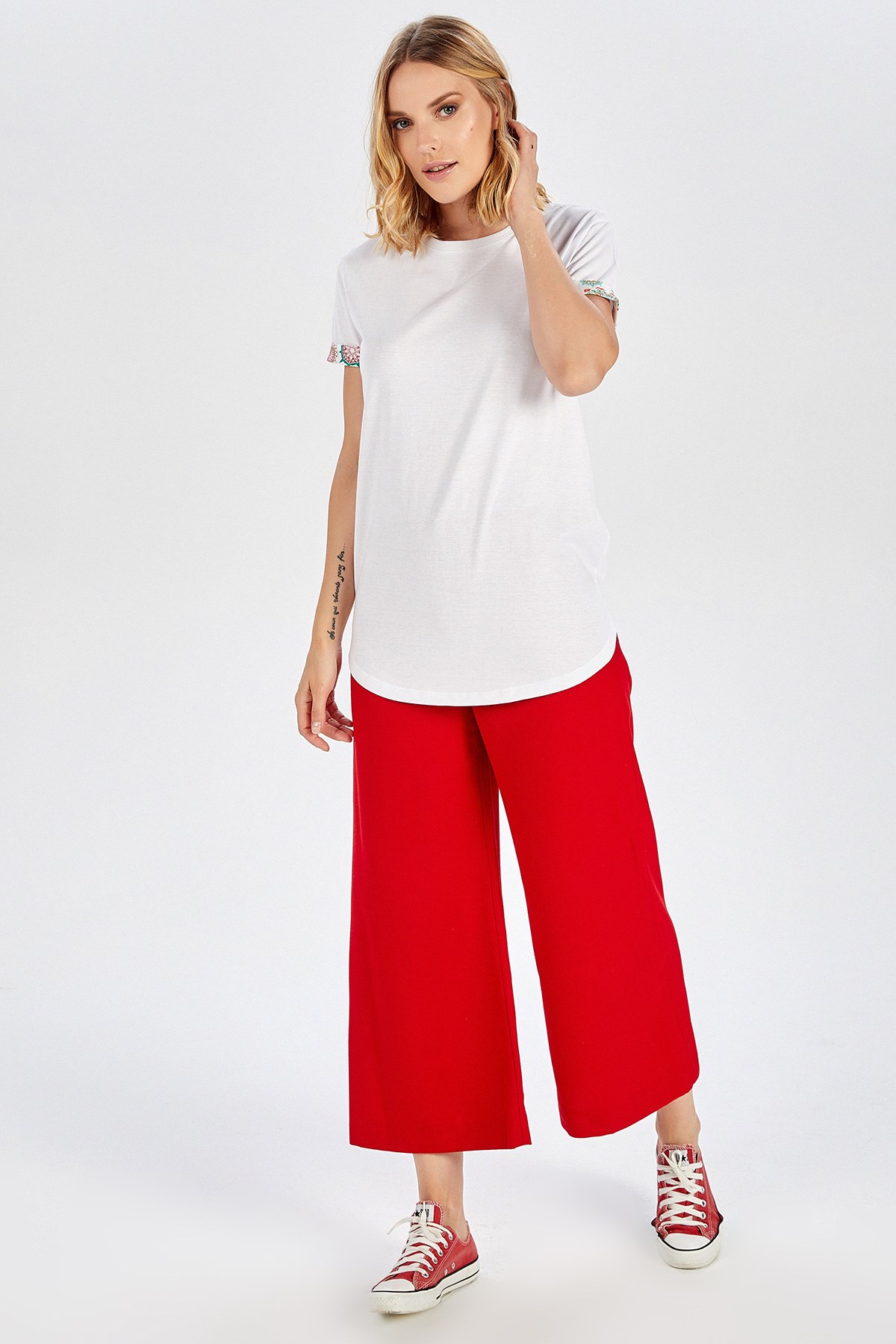 Peraluna Kol Ucu Desenli Uzun Beyaz Pamuklu Kadın T-Shirt